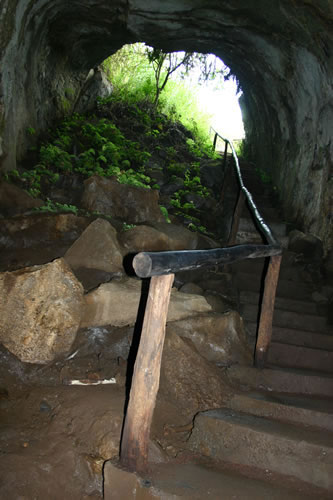 Entre du spectaculaire tunnel de lave.